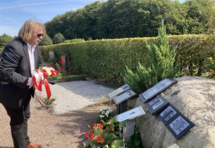 Złożenie kwiatów przez dyr. Polskiego Instytutu w Sztokholmie